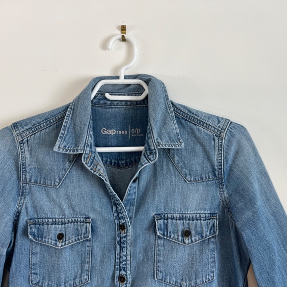 GAP Denim Chambray Button Up Shirt 100% Cotton Small Coastal Cowgirl - Picture 2 of 13